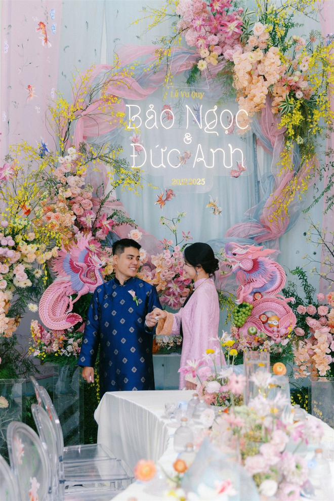 Đám cưới của cặp đôi Sóc Trăng đẹp khá tinh tế với tông pastel giữa dinh thự xa hoa, từng chi tiết đều được vẽ bằng tay- Ảnh 2.