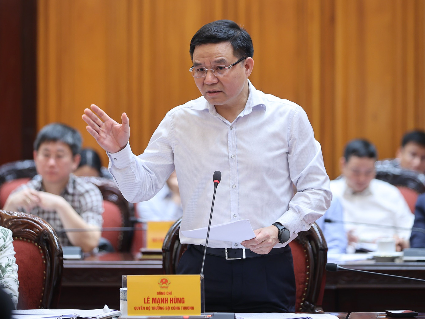 Thủ tướng: Khuyến khích người dân sử dụng phương tiện công cộng và xe điện- Ảnh 2.