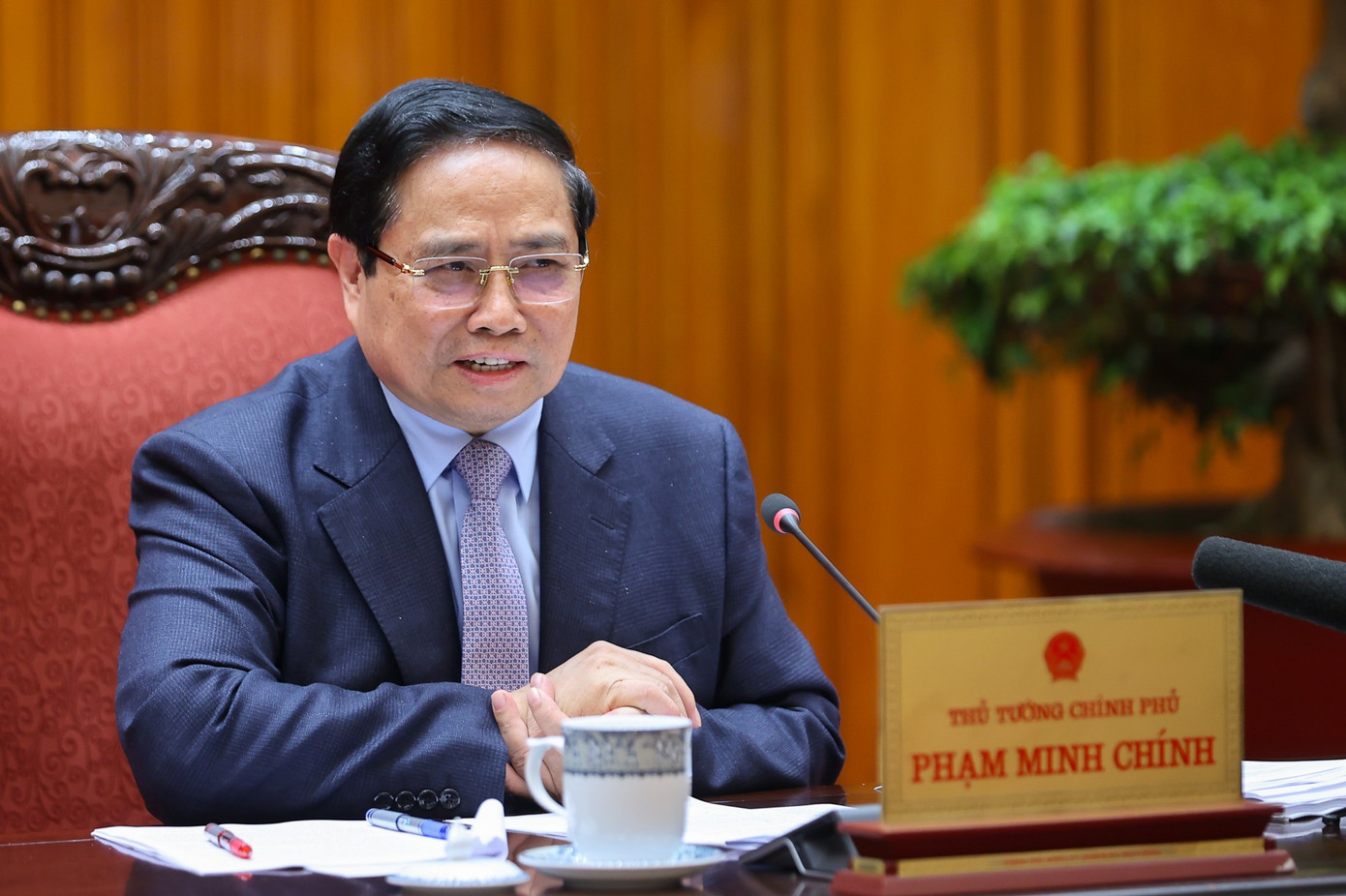 Thủ tướng: Khuyến khích người dân sử dụng phương tiện công cộng và xe điện- Ảnh 1.