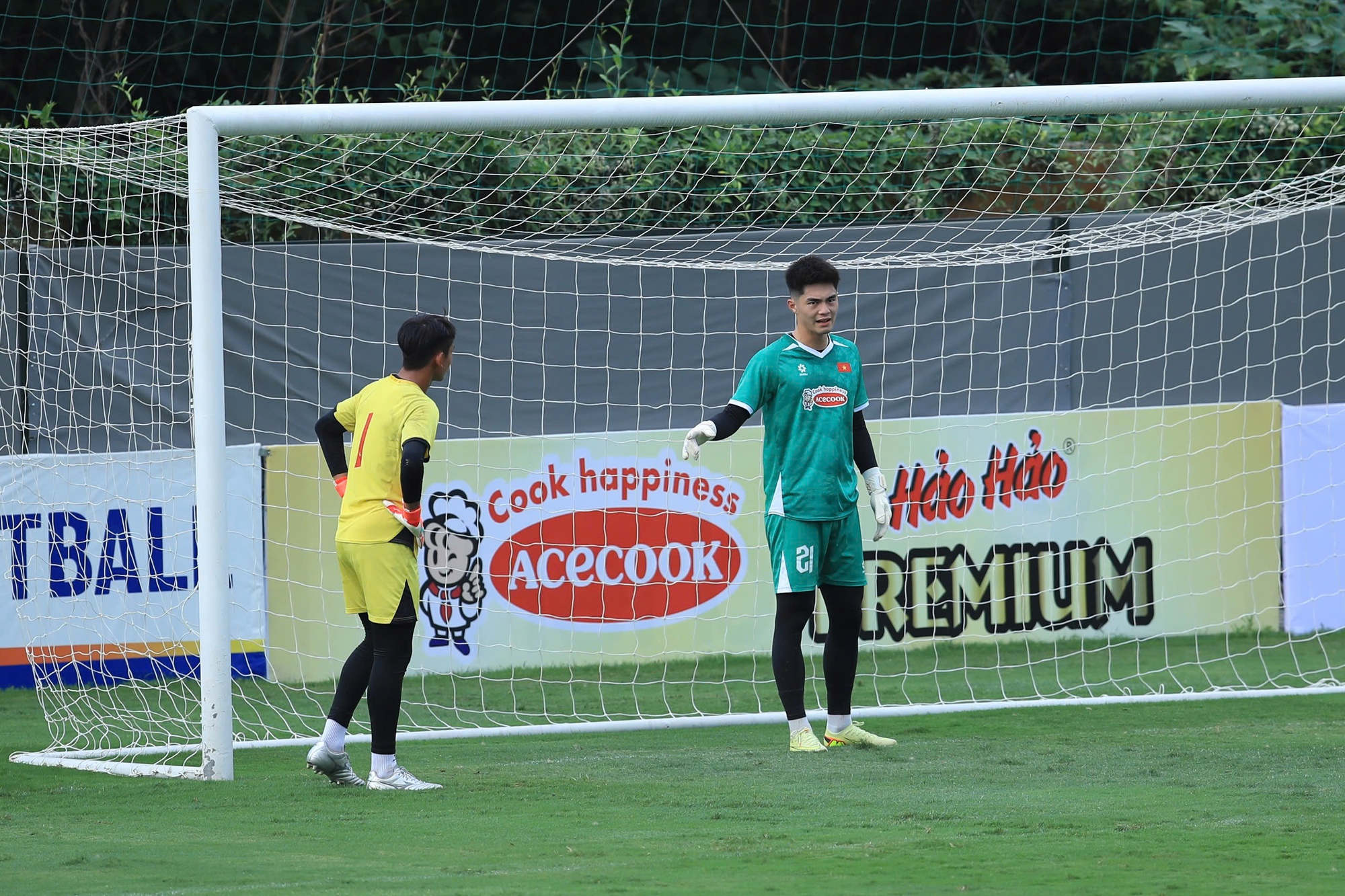 Trung Kiên đọ visual với Văn Lâm: Đúng chuẩn tuyển Việt Nam, cứ thủ môn là đẹp trai- Ảnh 3.