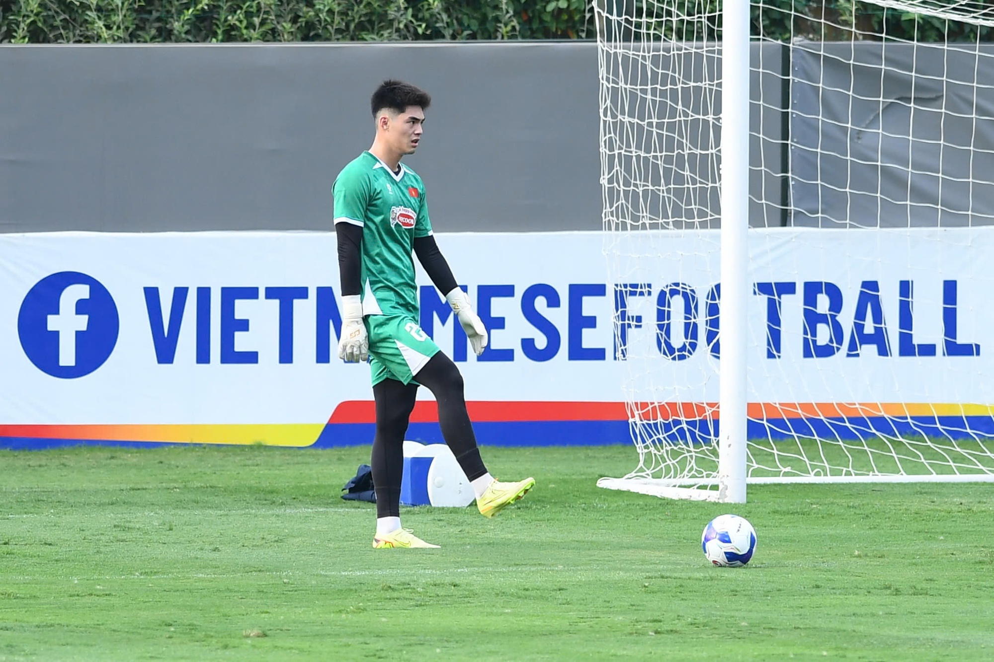 Trung Kiên đọ visual với Văn Lâm: Đúng chuẩn tuyển Việt Nam, cứ thủ môn là đẹp trai- Ảnh 4.