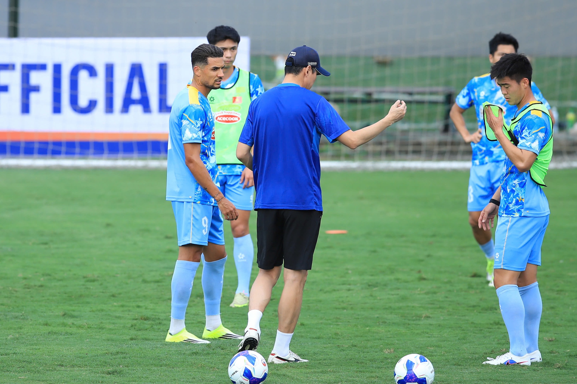 Trung Kiên đọ visual với Văn Lâm: Đúng chuẩn tuyển Việt Nam, cứ thủ môn là đẹp trai- Ảnh 12.