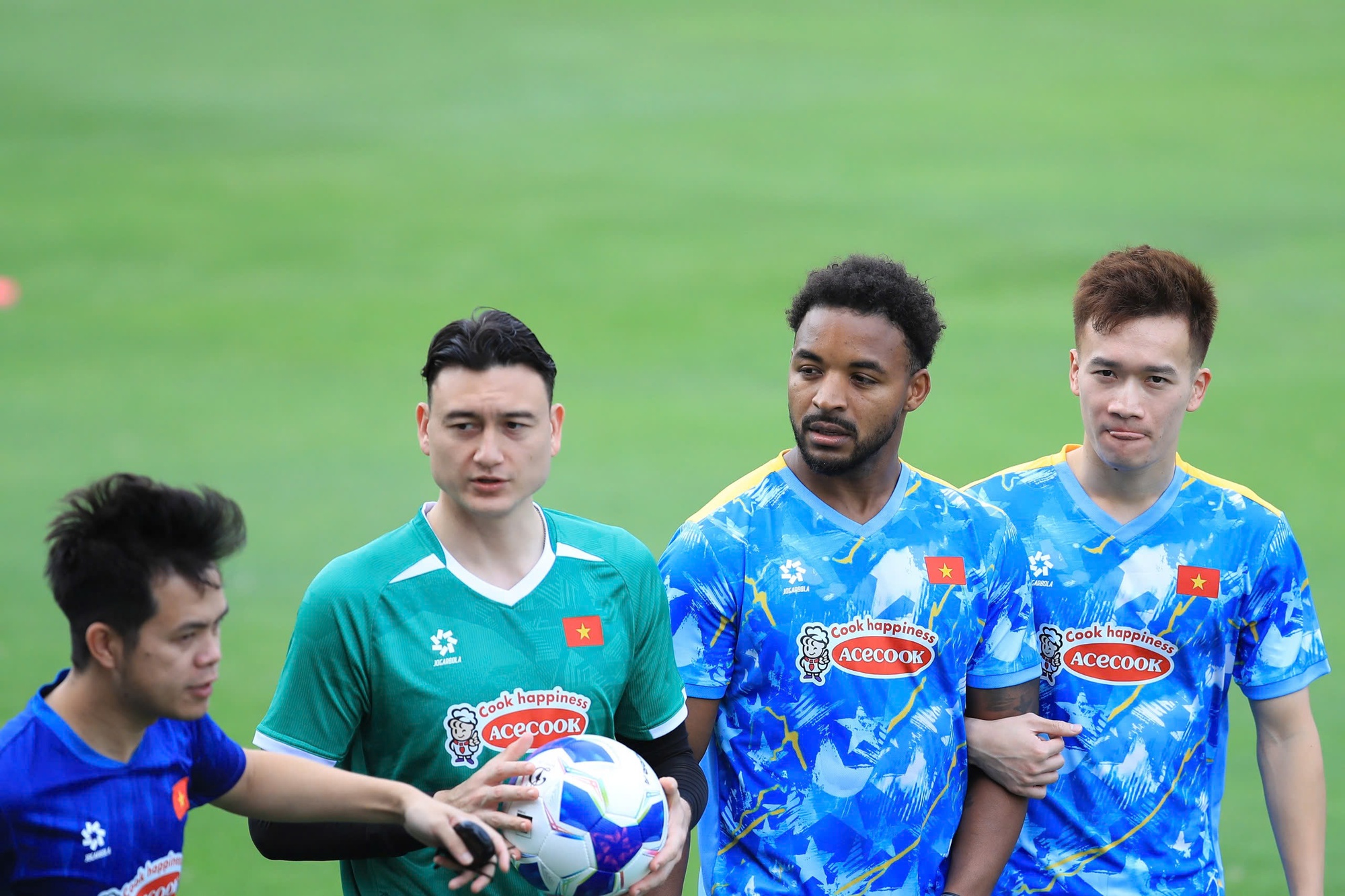 Trung Kiên đọ visual với Văn Lâm: Đúng chuẩn tuyển Việt Nam, cứ thủ môn là đẹp trai- Ảnh 8.