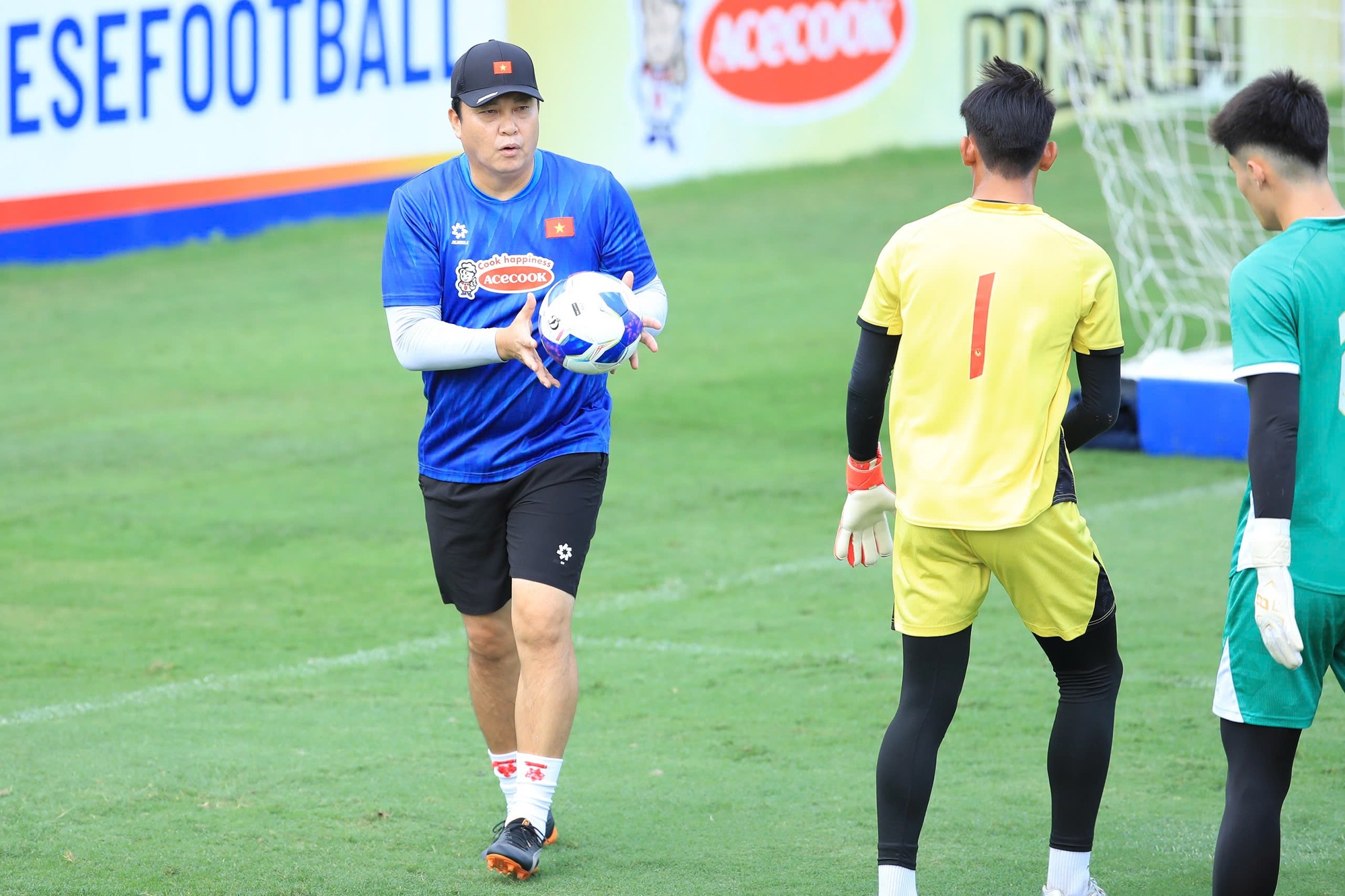 Trung Kiên đọ visual với Văn Lâm: Đúng chuẩn tuyển Việt Nam, cứ thủ môn là đẹp trai- Ảnh 6.