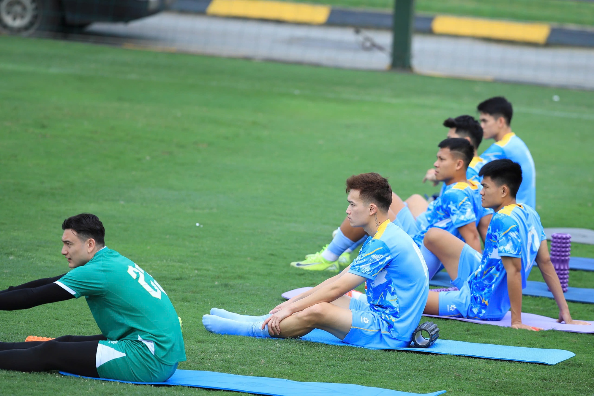 Trung Kiên đọ visual với Văn Lâm: Đúng chuẩn tuyển Việt Nam, cứ thủ môn là đẹp trai- Ảnh 10.