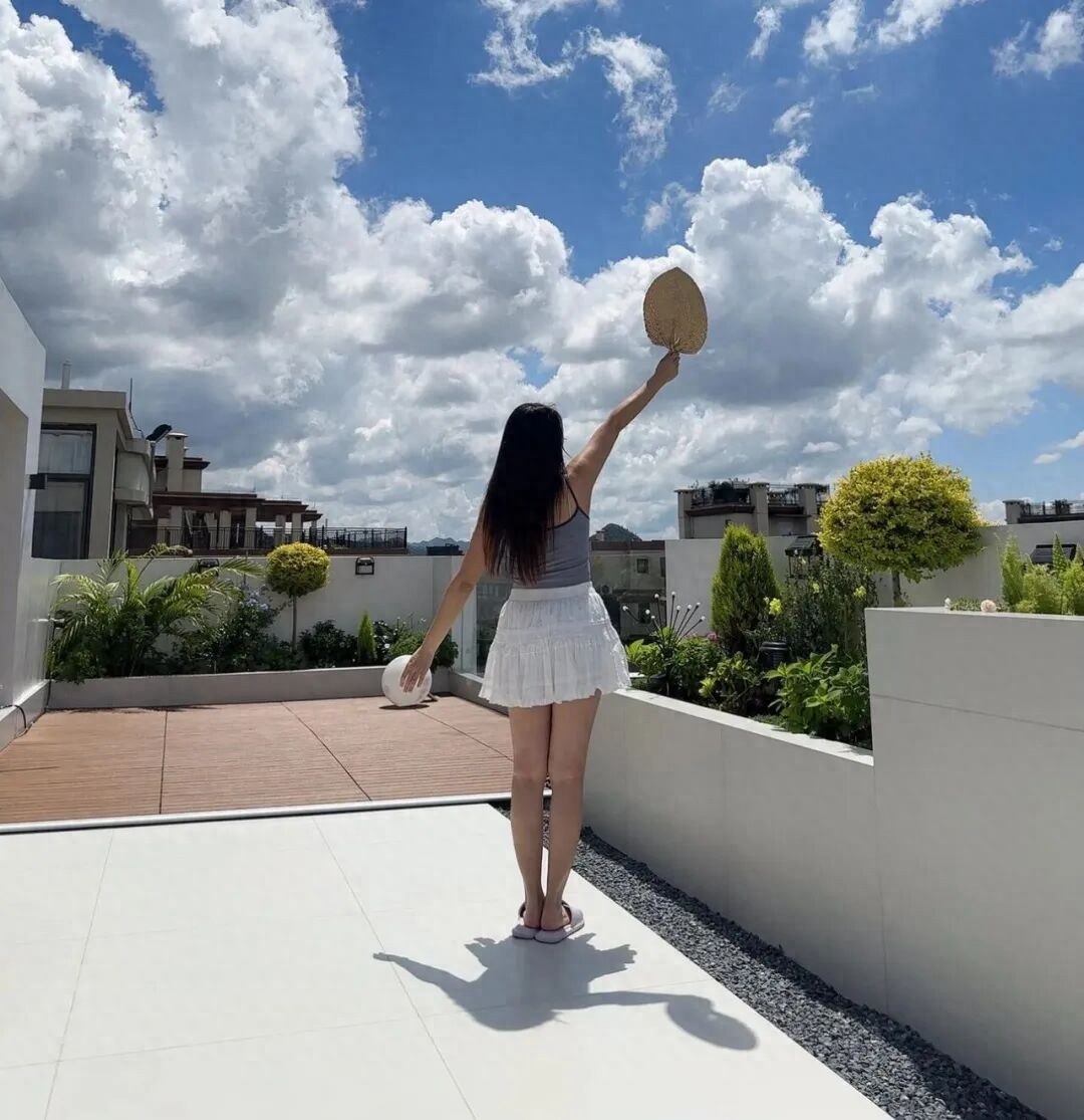 Có nên mua căn hộ có sân thượng? Người từng sống ở đây nói thẳng: Lãng mạn thì ít, đánh đổi thì nhiều - Ảnh 1.