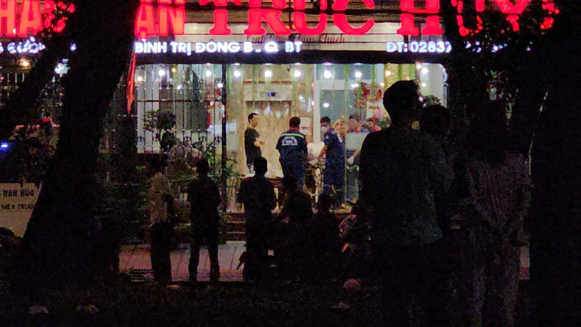 Vụ người đàn ông tử vong trong khách sạn ở TP.HCM: Bắt giữ nghi can, phát hiện hung khí trên nóc tủ đồ uống ở sân bay Tân Sơn Nhất- Ảnh 1.