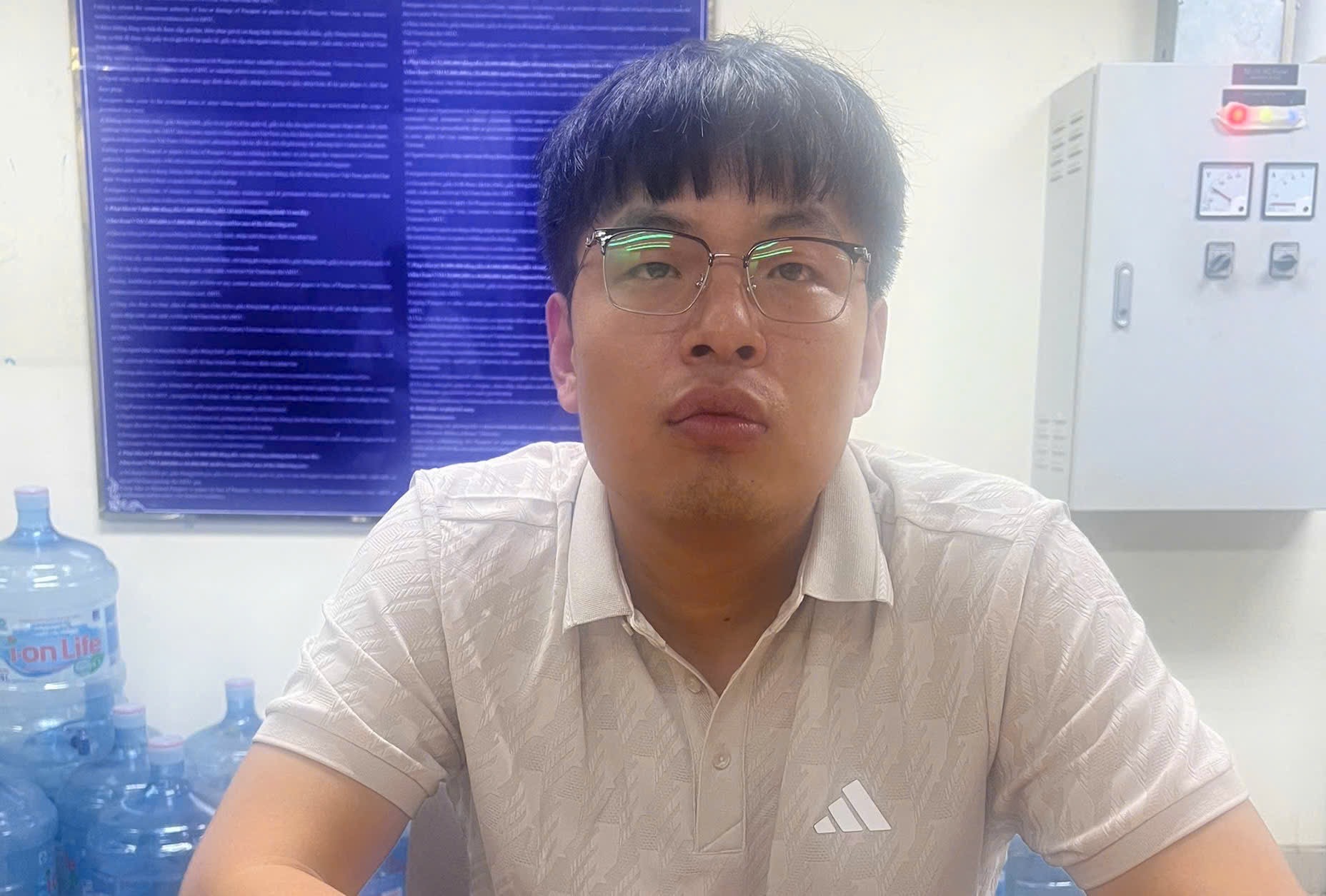 Vụ người đàn ông tử vong trong khách sạn ở TP.HCM: Bắt giữ nghi can, phát hiện hung khí trên nóc tủ đồ uống ở sân bay Tân Sơn Nhất- Ảnh 3.