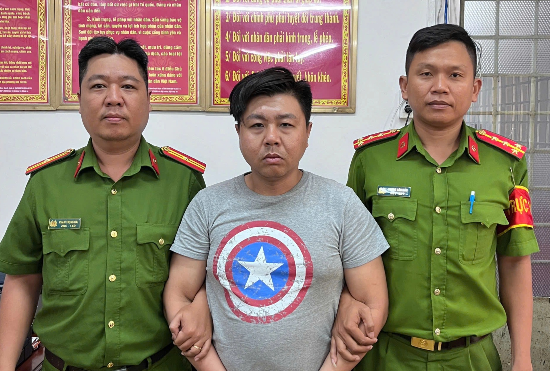 Khởi tố, bắt tạm giam&nbsp;Bùi Quang Hiếu - người đàn ông đập phá đồ của nữ hành khách trước nhà ga T3- Ảnh 1.