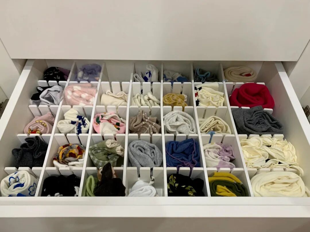 Tôi xem cách một phụ nữ trung niên sắp xếp tủ quần áo và nhận ra: Không cần tủ lớn, chỉ cần đổi cách nghĩ là nhà gọn hẳn - Ảnh 4.