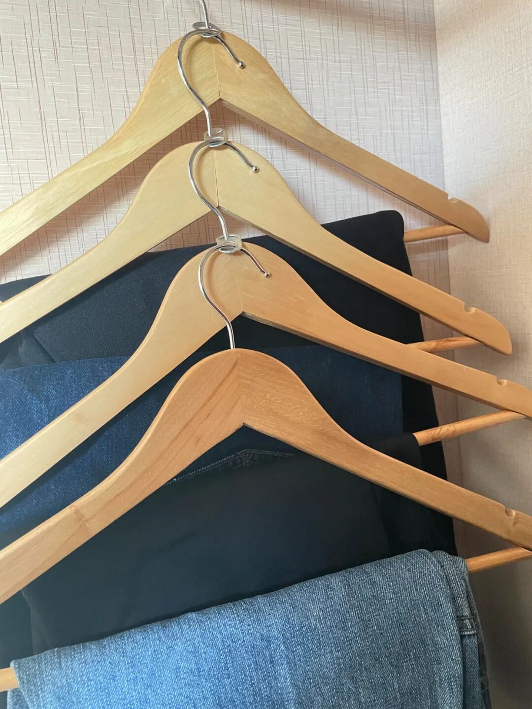 Tôi xem cách một phụ nữ trung niên sắp xếp tủ quần áo và nhận ra: Không cần tủ lớn, chỉ cần đổi cách nghĩ là nhà gọn hẳn - Ảnh 9.