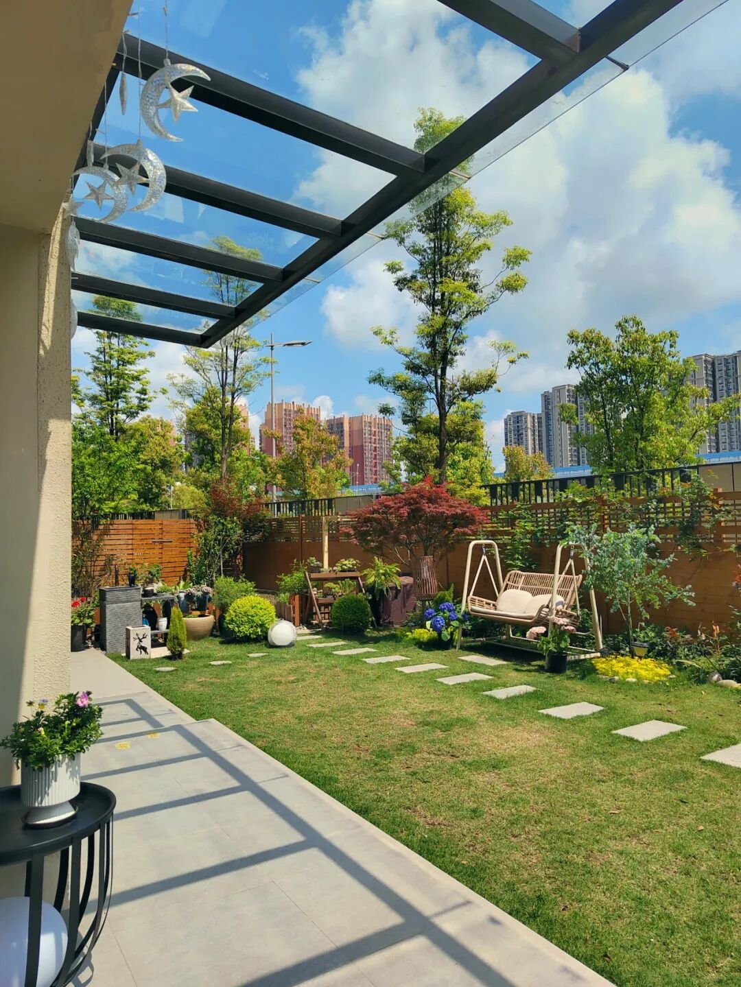 Có nên mua căn hộ có sân thượng? Người từng sống ở đây nói thẳng: Lãng mạn thì ít, đánh đổi thì nhiều - Ảnh 5.