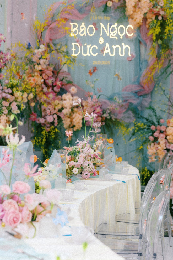 Đám cưới của cặp đôi Sóc Trăng đẹp khá tinh tế với tông pastel giữa dinh thự xa hoa, từng chi tiết đều được vẽ bằng tay- Ảnh 1.