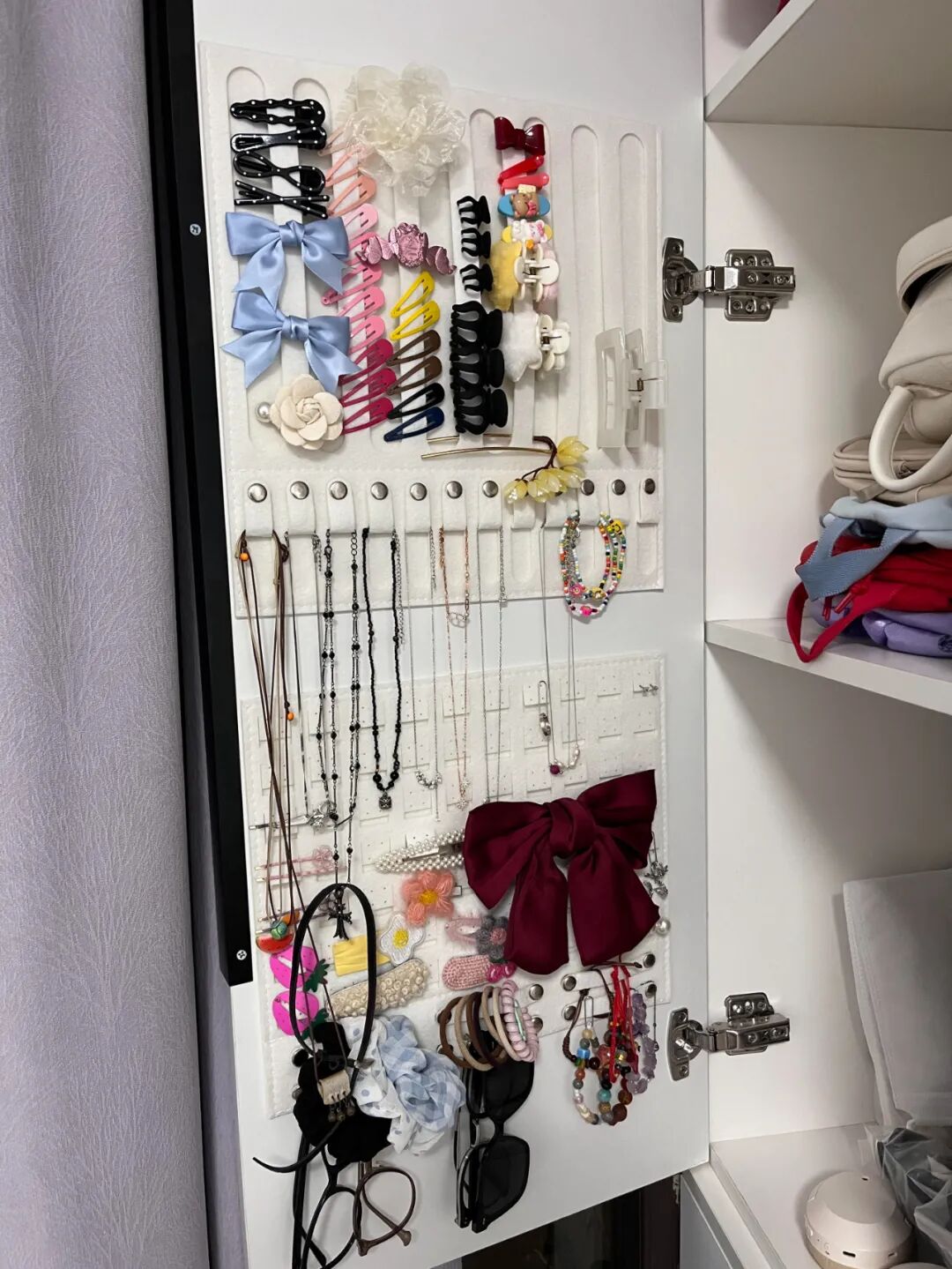 Tôi xem cách một phụ nữ trung niên sắp xếp tủ quần áo và nhận ra: Không cần tủ lớn, chỉ cần đổi cách nghĩ là nhà gọn hẳn - Ảnh 8.