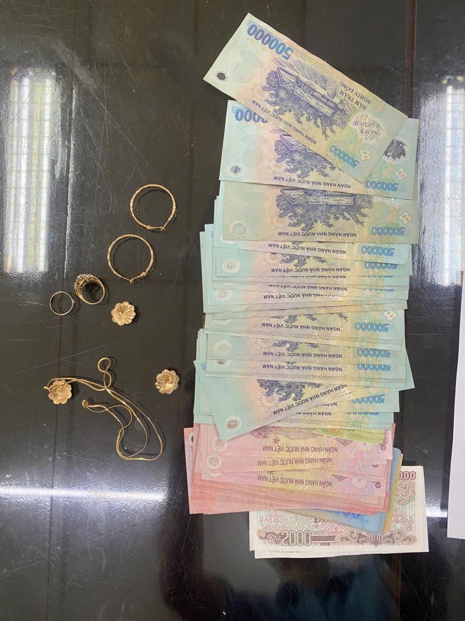 Phát hiện 78 tờ tiền có mệnh giá từ 500.000 - 2.000 đồng trong chiếc túi bỏ quên trên chuyến tàu Bắc - Nam - Ảnh 3.