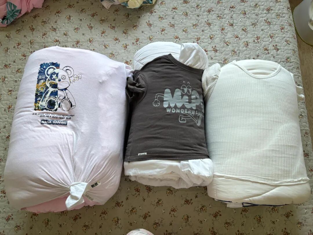 Tôi xem cách một phụ nữ trung niên sắp xếp tủ quần áo và nhận ra: Không cần tủ lớn, chỉ cần đổi cách nghĩ là nhà gọn hẳn - Ảnh 3.