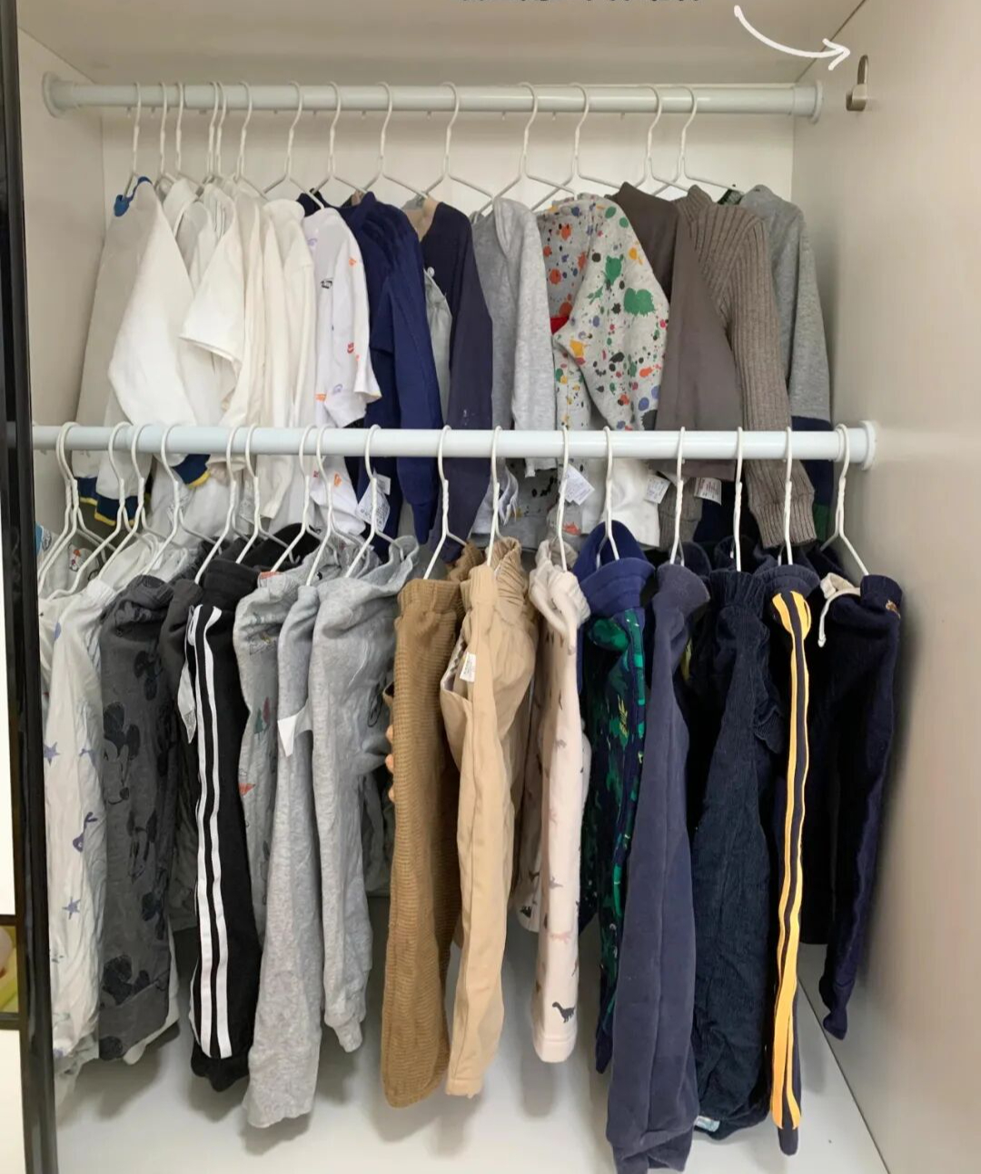 Tôi xem cách một phụ nữ trung niên sắp xếp tủ quần áo và nhận ra: Không cần tủ lớn, chỉ cần đổi cách nghĩ là nhà gọn hẳn - Ảnh 5.