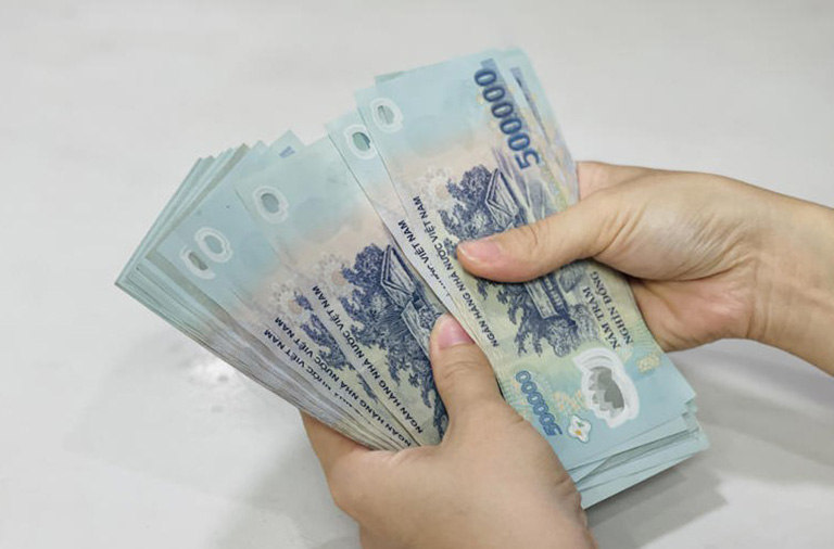 Phát hiện hàng trăm tờ tiền 500 nghìn đồng bỏ quên trong  cây ATM- Ảnh 1.