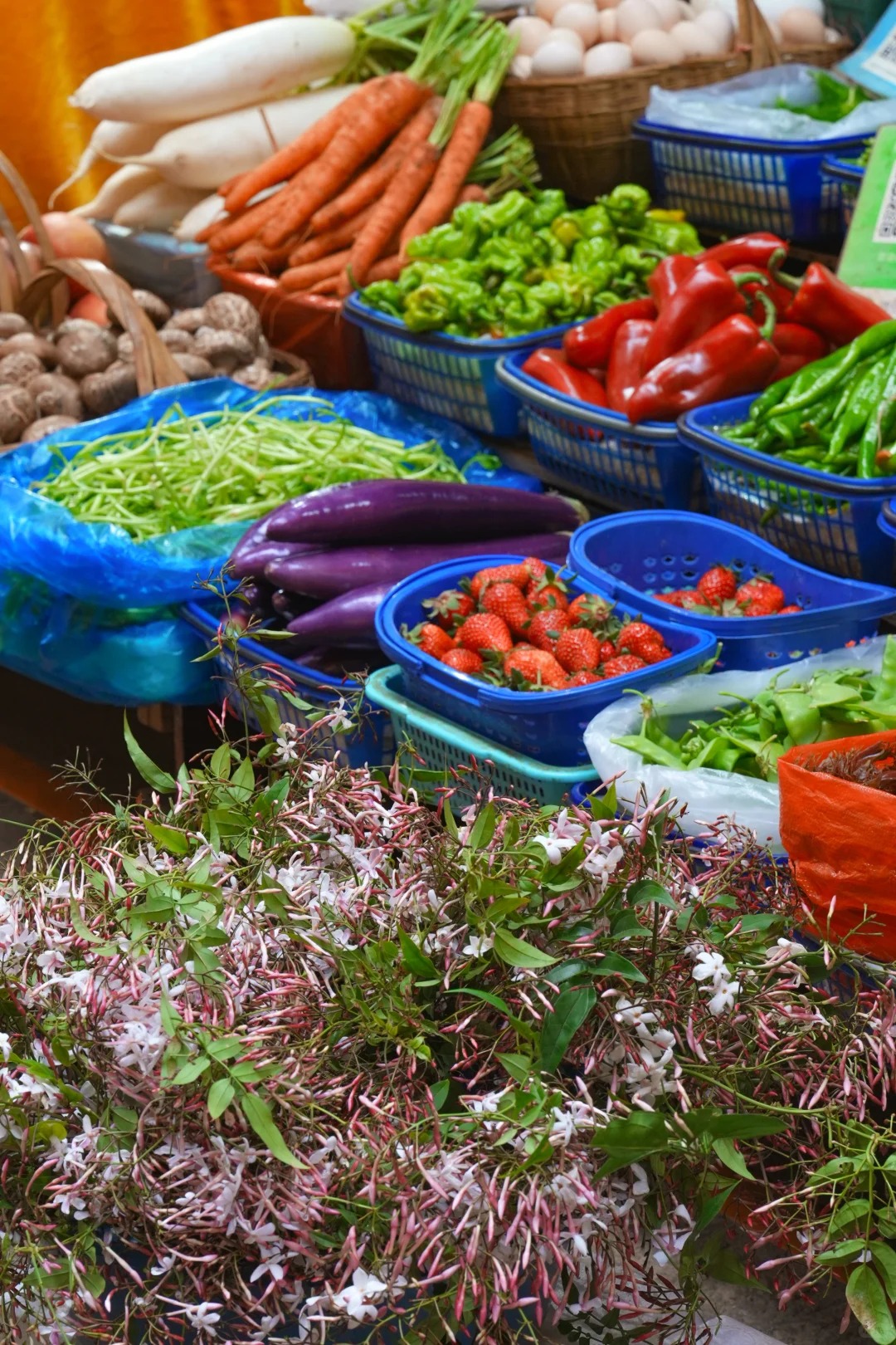 Đi chợ nông sản đâu chỉ mua rau, ấy là cuộc "đổi chác" lấy sinh khí mộc mạc, đủ sức chữa lành vạn bộn bề- Ảnh 2.