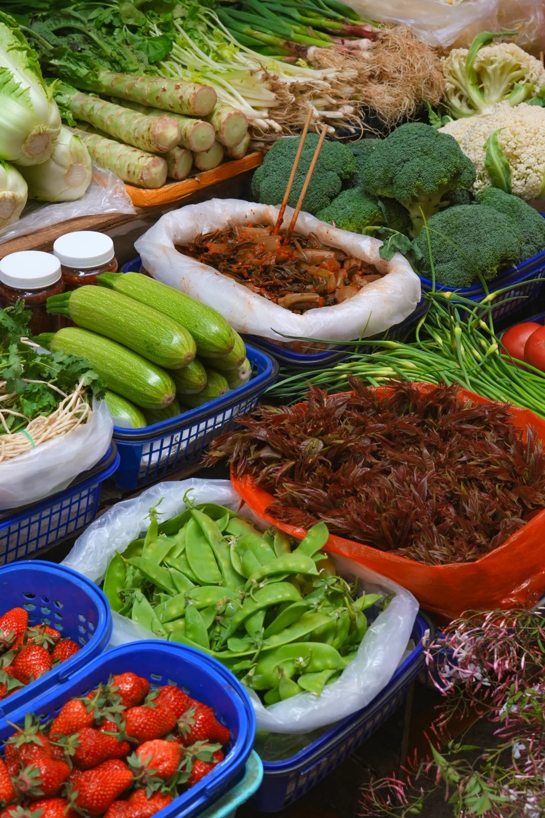 Đi chợ nông sản đâu chỉ mua rau, ấy là cuộc "đổi chác" lấy sinh khí mộc mạc, đủ sức chữa lành vạn bộn bề- Ảnh 13.