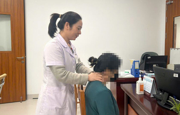 Cúi đầu lướt smartphone, cột sống cổ đang phải 'cõng' vật nặng 27kg- Ảnh 1.