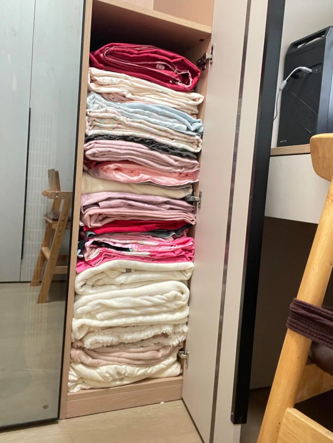 Tôi xem cách một phụ nữ trung niên sắp xếp tủ quần áo và nhận ra: Không cần tủ lớn, chỉ cần đổi cách nghĩ là nhà gọn hẳn - Ảnh 1.