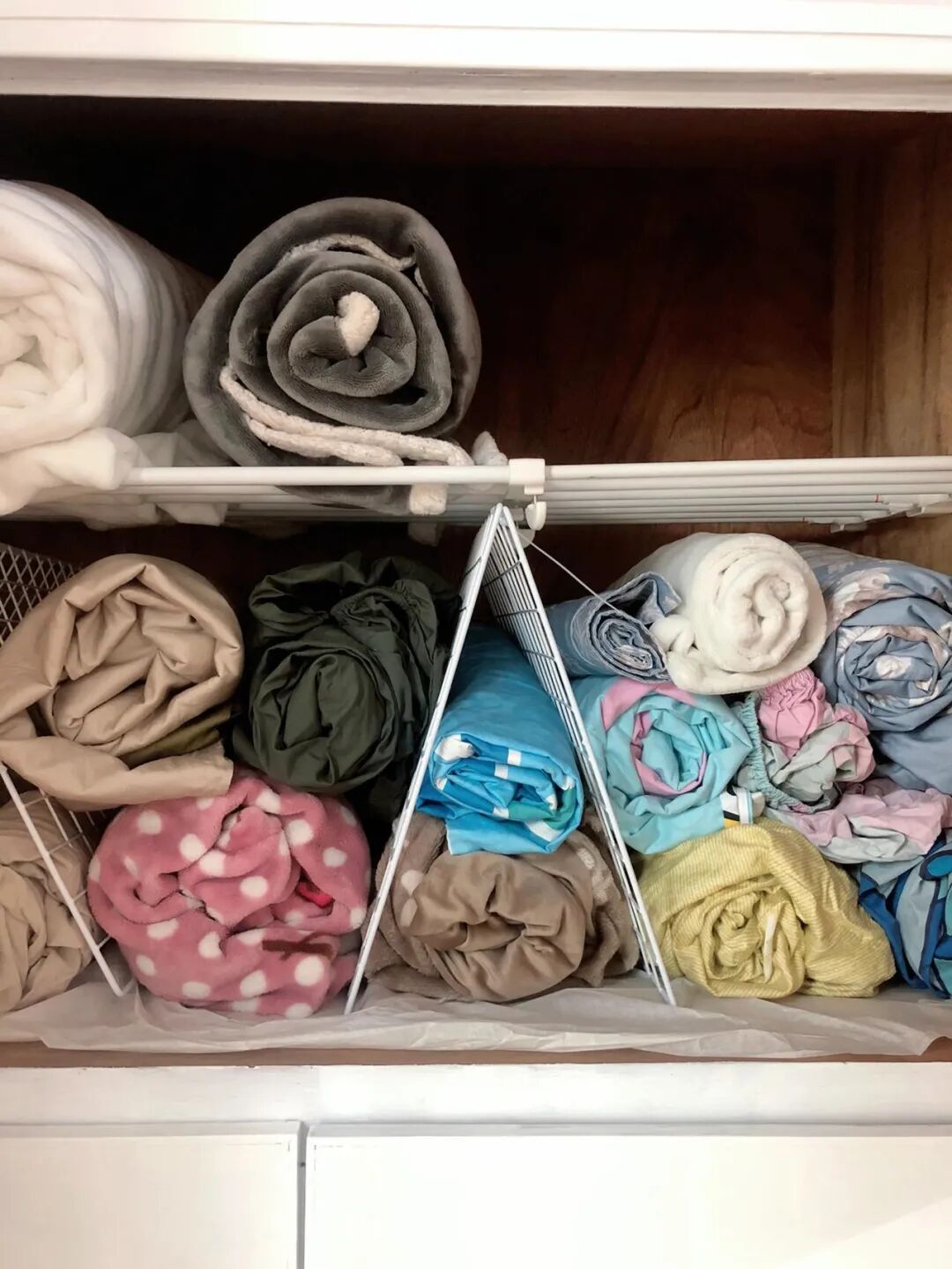 Tôi xem cách một phụ nữ trung niên sắp xếp tủ quần áo và nhận ra: Không cần tủ lớn, chỉ cần đổi cách nghĩ là nhà gọn hẳn - Ảnh 6.