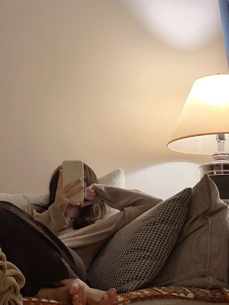 Khoảng 30 phút trước khi đi ngủ, bạn dễ tiêu tiền nhất: 3 việc nhiều người vẫn làm mỗi tối- Ảnh 2.