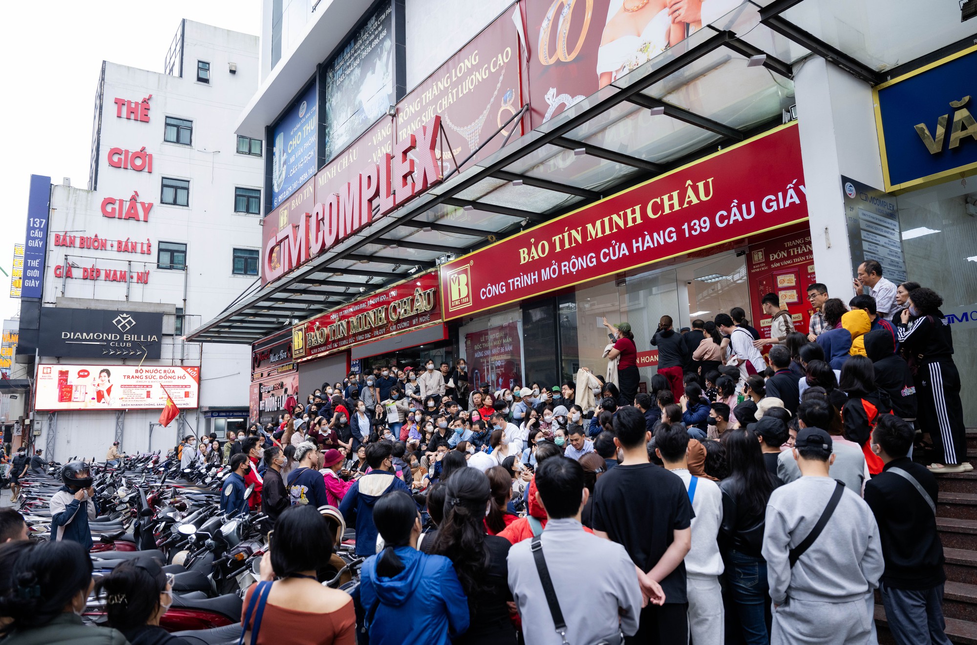 Giá vàng giảm mạnh, người Hà Nội chen chúc từ rạng sáng “bắt đáy”: "Giảm sâu thế này nên tranh thủ mua một ít"- Ảnh 1. Giá vàng giảm mạnh, người Hà Nội chen chúc từ rạng sáng “bắt đáy”: "Giảm sâu thế này nên tranh thủ mua một ít"- Ảnh 1.