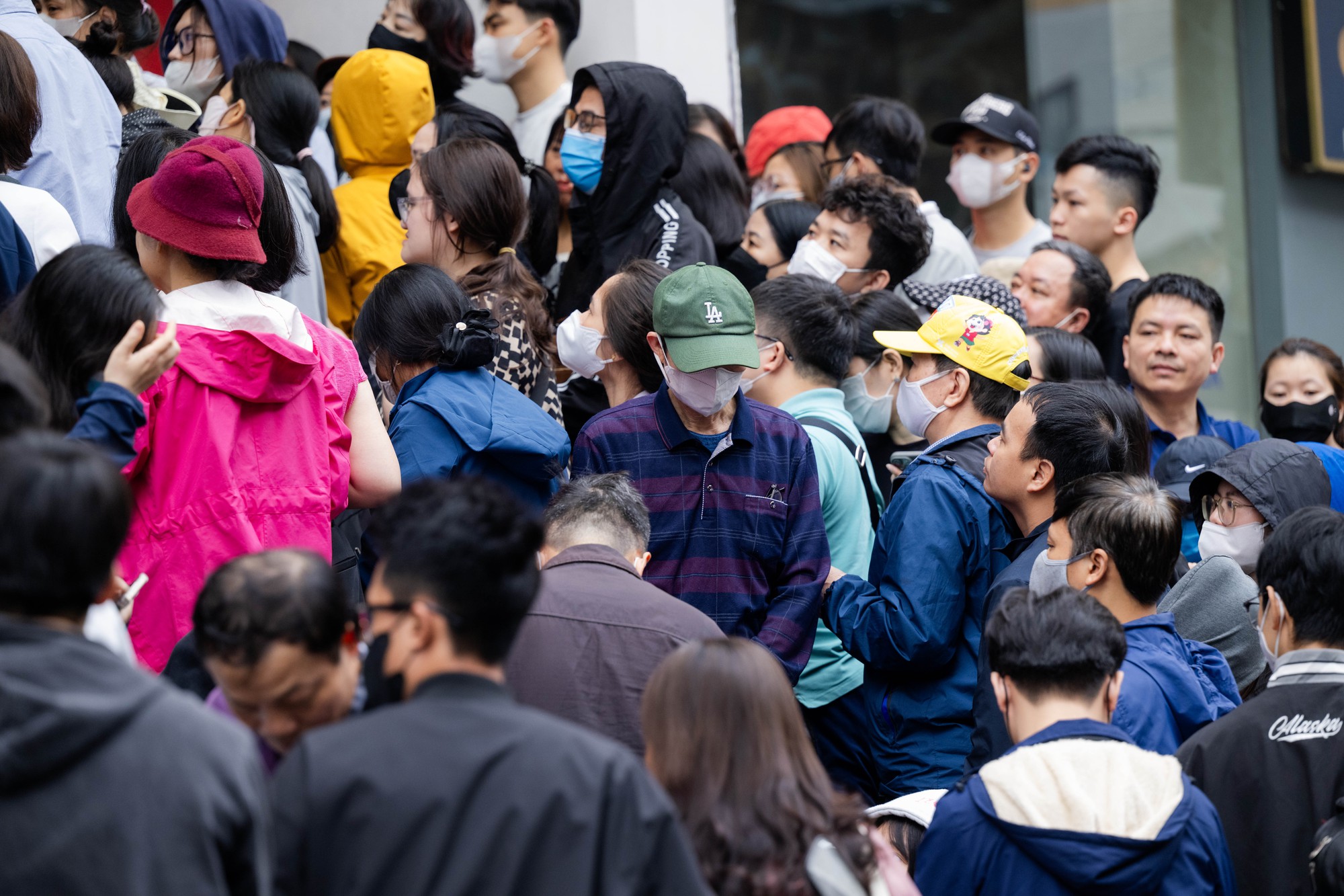 Giá vàng giảm mạnh, người Hà Nội chen chúc từ rạng sáng “bắt đáy”: "Giảm sâu thế này nên tranh thủ mua một ít"- Ảnh 11. Giá vàng giảm mạnh, người Hà Nội chen chúc từ rạng sáng “bắt đáy”: "Giảm sâu thế này nên tranh thủ mua một ít"- Ảnh 11.