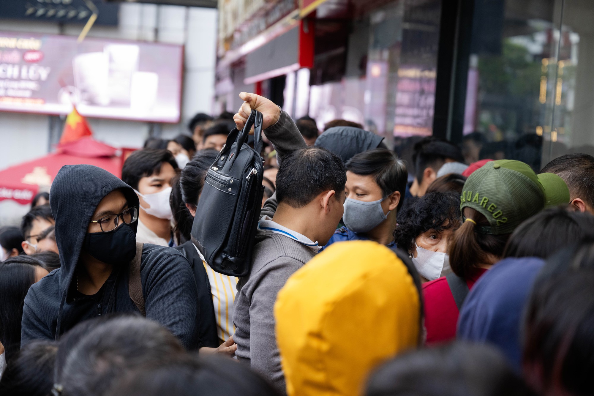 Giá vàng giảm mạnh, người Hà Nội chen chúc từ rạng sáng “bắt đáy”: "Giảm sâu thế này nên tranh thủ mua một ít"- Ảnh 12. Giá vàng giảm mạnh, người Hà Nội chen chúc từ rạng sáng “bắt đáy”: "Giảm sâu thế này nên tranh thủ mua một ít"- Ảnh 12.