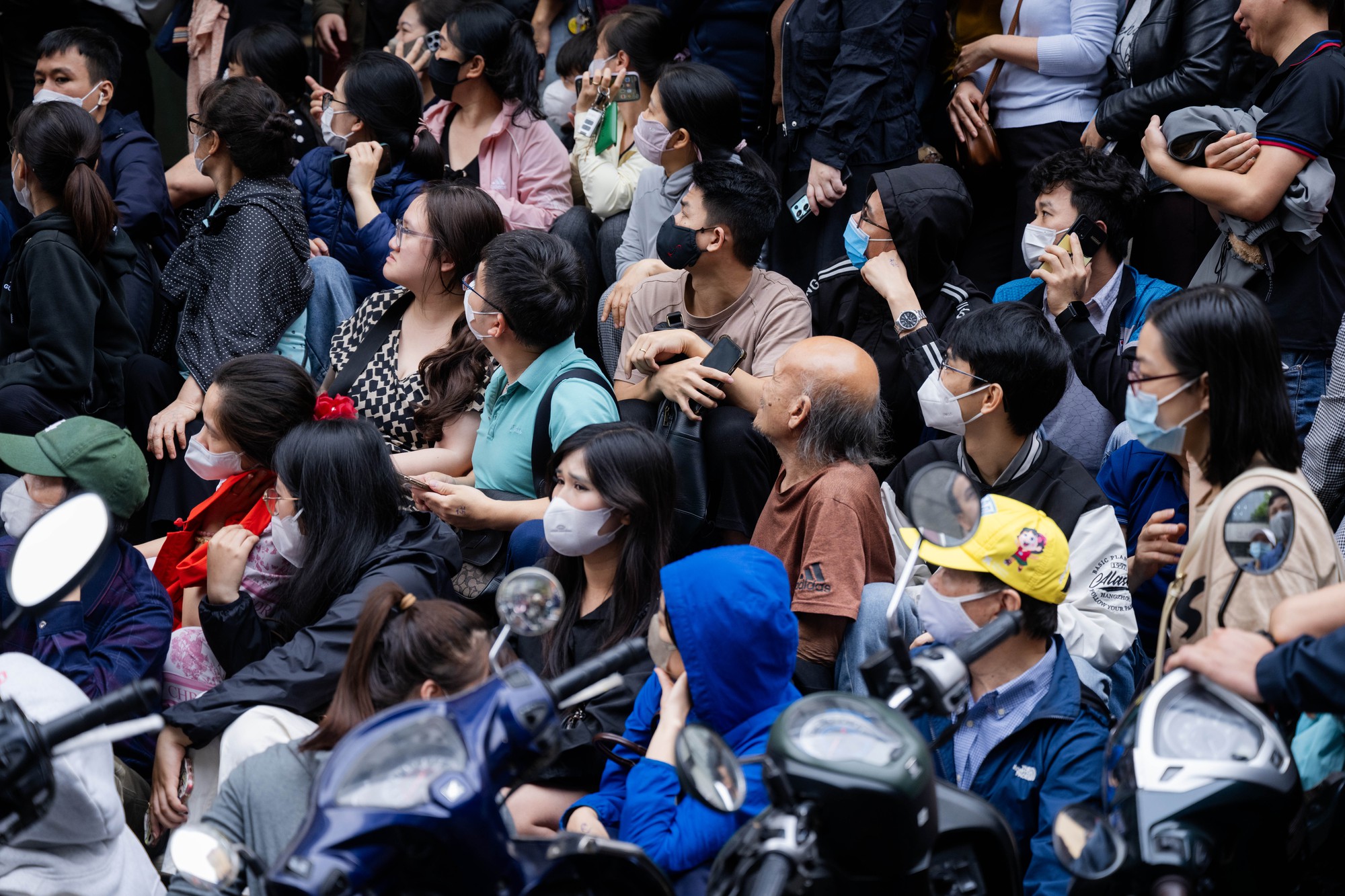 Giá vàng giảm mạnh, người Hà Nội chen chúc từ rạng sáng “bắt đáy”: "Giảm sâu thế này nên tranh thủ mua một ít"- Ảnh 13. Giá vàng giảm mạnh, người Hà Nội chen chúc từ rạng sáng “bắt đáy”: "Giảm sâu thế này nên tranh thủ mua một ít"- Ảnh 13.