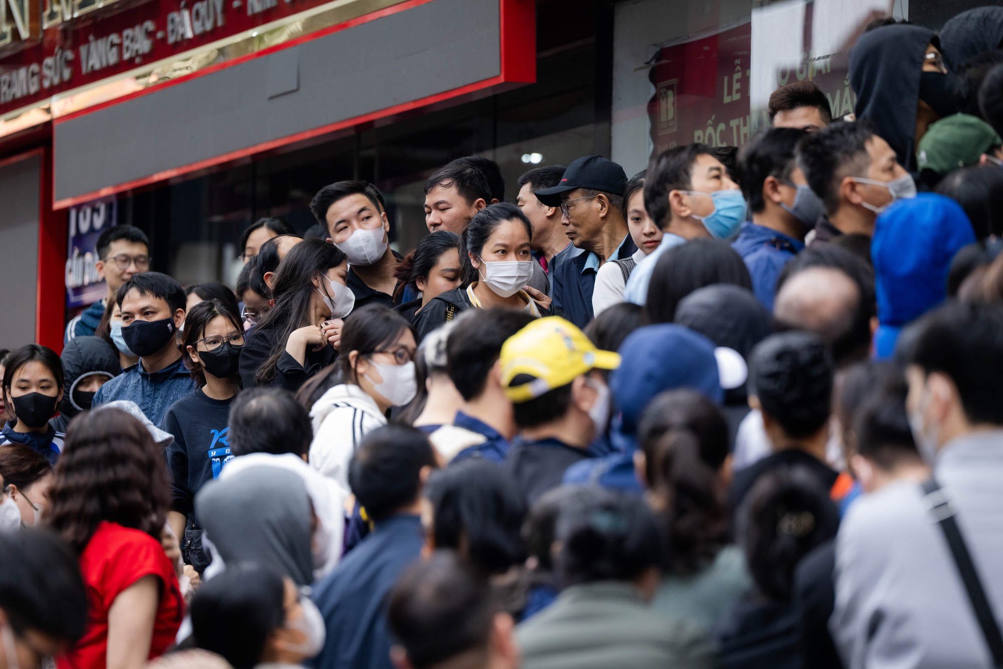 Giá vàng giảm mạnh, người Hà Nội chen chúc từ rạng sáng “bắt đáy”: "Giảm sâu thế này nên tranh thủ mua một ít"- Ảnh 15. Giá vàng giảm mạnh, người Hà Nội chen chúc từ rạng sáng “bắt đáy”: "Giảm sâu thế này nên tranh thủ mua một ít"- Ảnh 15.