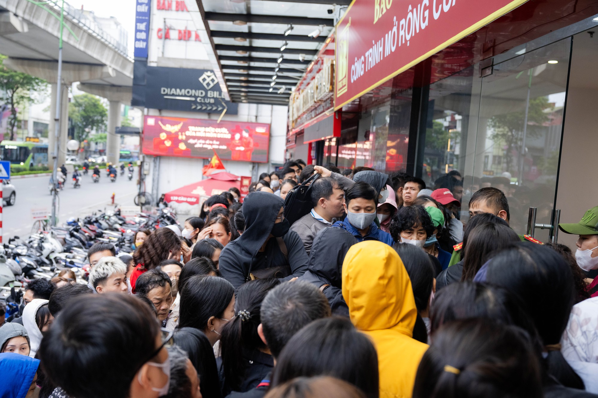 Giá vàng giảm mạnh, người Hà Nội chen chúc từ rạng sáng “bắt đáy”: "Giảm sâu thế này nên tranh thủ mua một ít"- Ảnh 14. Giá vàng giảm mạnh, người Hà Nội chen chúc từ rạng sáng “bắt đáy”: "Giảm sâu thế này nên tranh thủ mua một ít"- Ảnh 14.