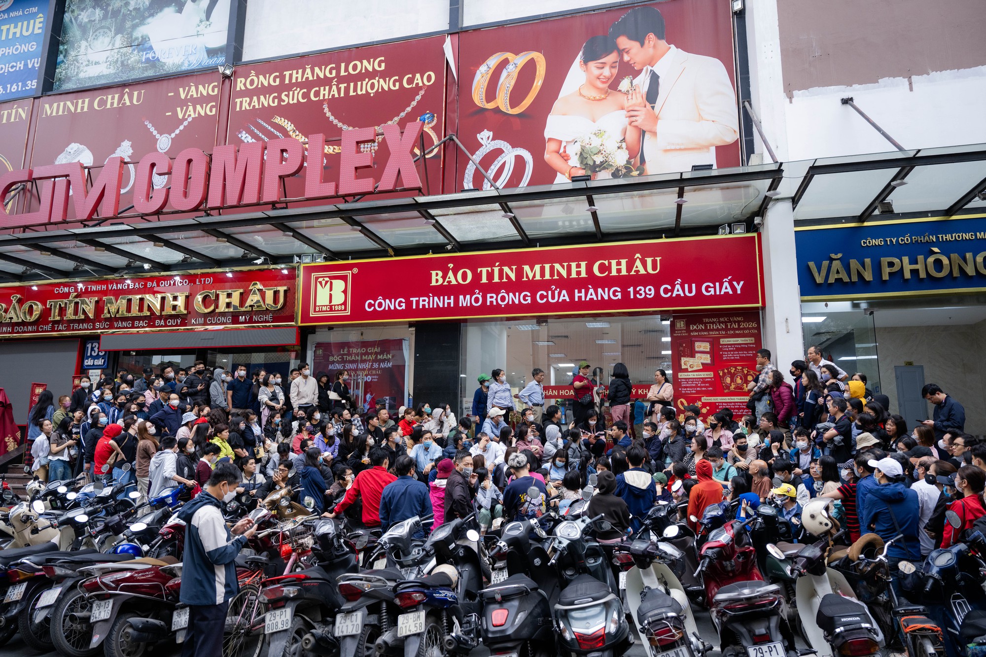 Giá vàng giảm mạnh, người Hà Nội chen chúc từ rạng sáng “bắt đáy”: "Giảm sâu thế này nên tranh thủ mua một ít"- Ảnh 2. Giá vàng giảm mạnh, người Hà Nội chen chúc từ rạng sáng “bắt đáy”: "Giảm sâu thế này nên tranh thủ mua một ít"- Ảnh 2.