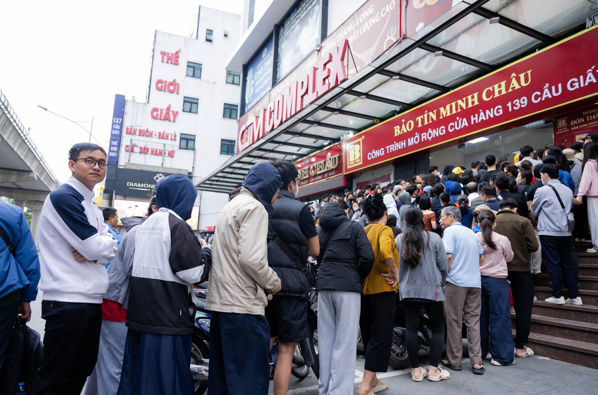 Giá vàng giảm mạnh, người Hà Nội chen chúc từ rạng sáng “bắt đáy”: "Giảm sâu thế này nên tranh thủ mua một ít"- Ảnh 4. Giá vàng giảm mạnh, người Hà Nội chen chúc từ rạng sáng “bắt đáy”: "Giảm sâu thế này nên tranh thủ mua một ít"- Ảnh 4.