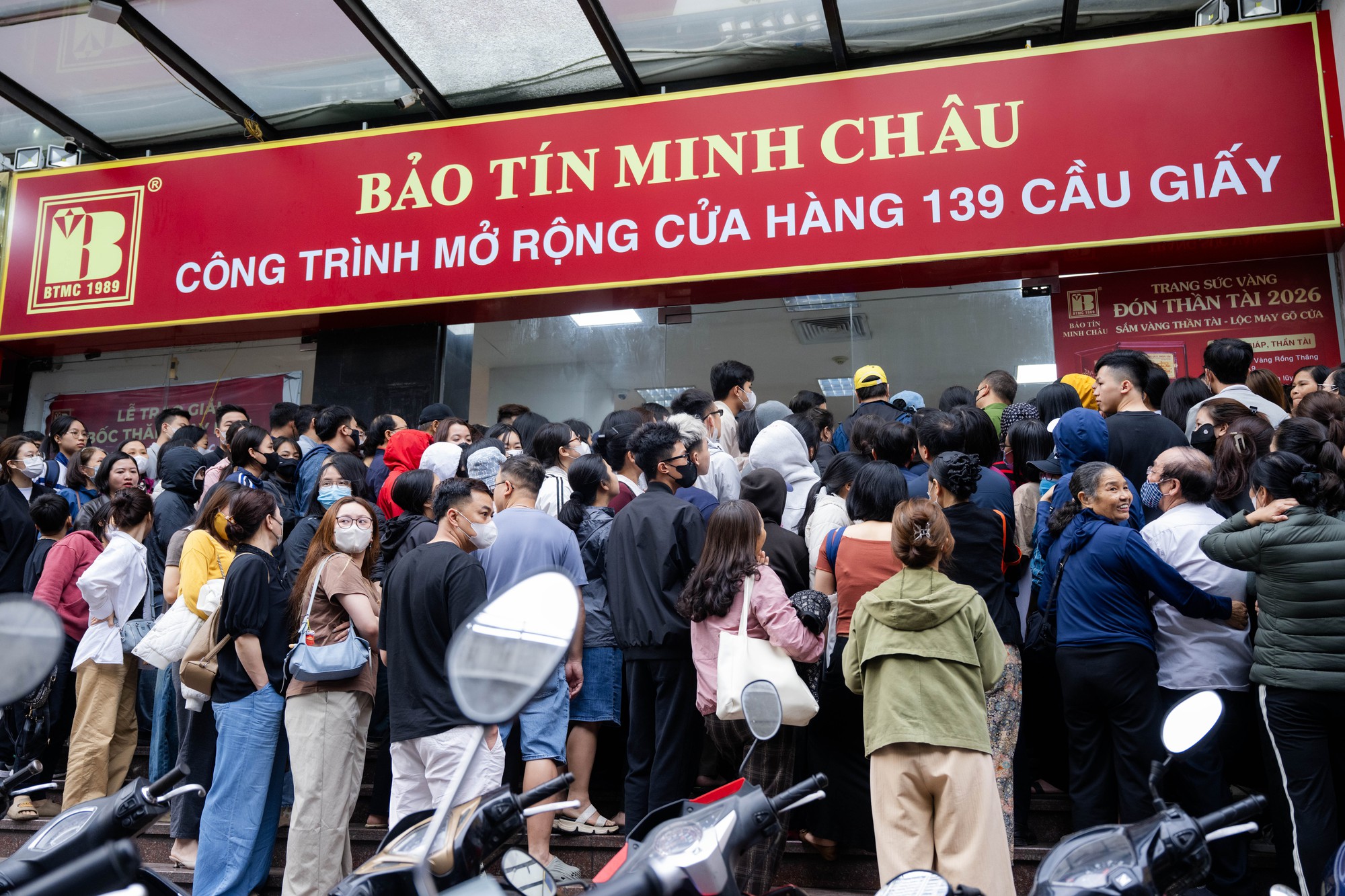 Giá vàng giảm mạnh, người Hà Nội chen chúc từ rạng sáng “bắt đáy”: "Giảm sâu thế này nên tranh thủ mua một ít"- Ảnh 5. Giá vàng giảm mạnh, người Hà Nội chen chúc từ rạng sáng “bắt đáy”: "Giảm sâu thế này nên tranh thủ mua một ít"- Ảnh 5.