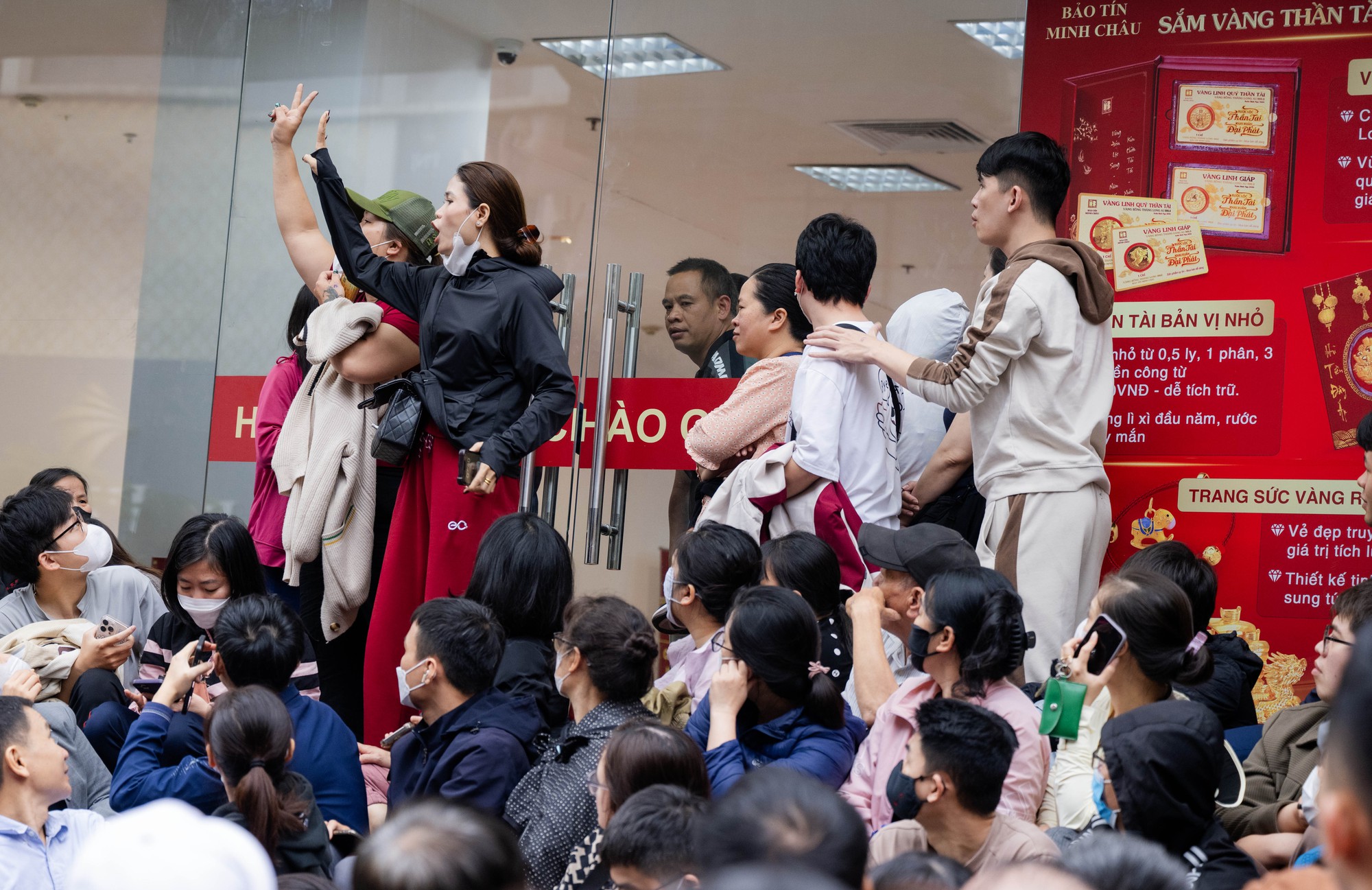 Giá vàng giảm mạnh, người Hà Nội chen chúc từ rạng sáng “bắt đáy”: "Giảm sâu thế này nên tranh thủ mua một ít"- Ảnh 7. Giá vàng giảm mạnh, người Hà Nội chen chúc từ rạng sáng “bắt đáy”: "Giảm sâu thế này nên tranh thủ mua một ít"- Ảnh 7.
