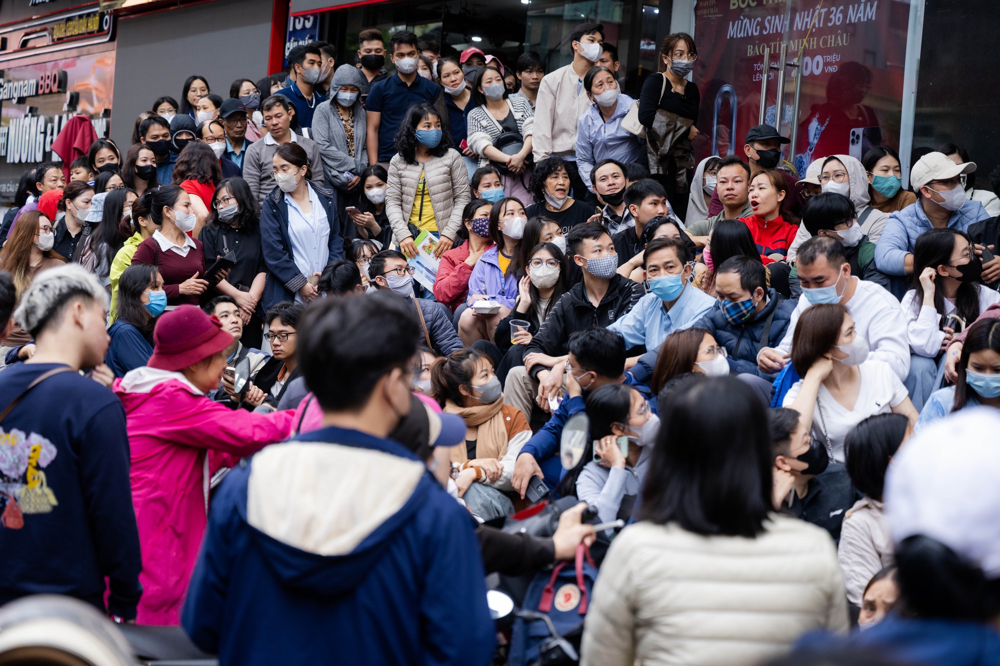 Giá vàng giảm mạnh, người Hà Nội chen chúc từ rạng sáng “bắt đáy”: "Giảm sâu thế này nên tranh thủ mua một ít"- Ảnh 8. Giá vàng giảm mạnh, người Hà Nội chen chúc từ rạng sáng “bắt đáy”: "Giảm sâu thế này nên tranh thủ mua một ít"- Ảnh 8.