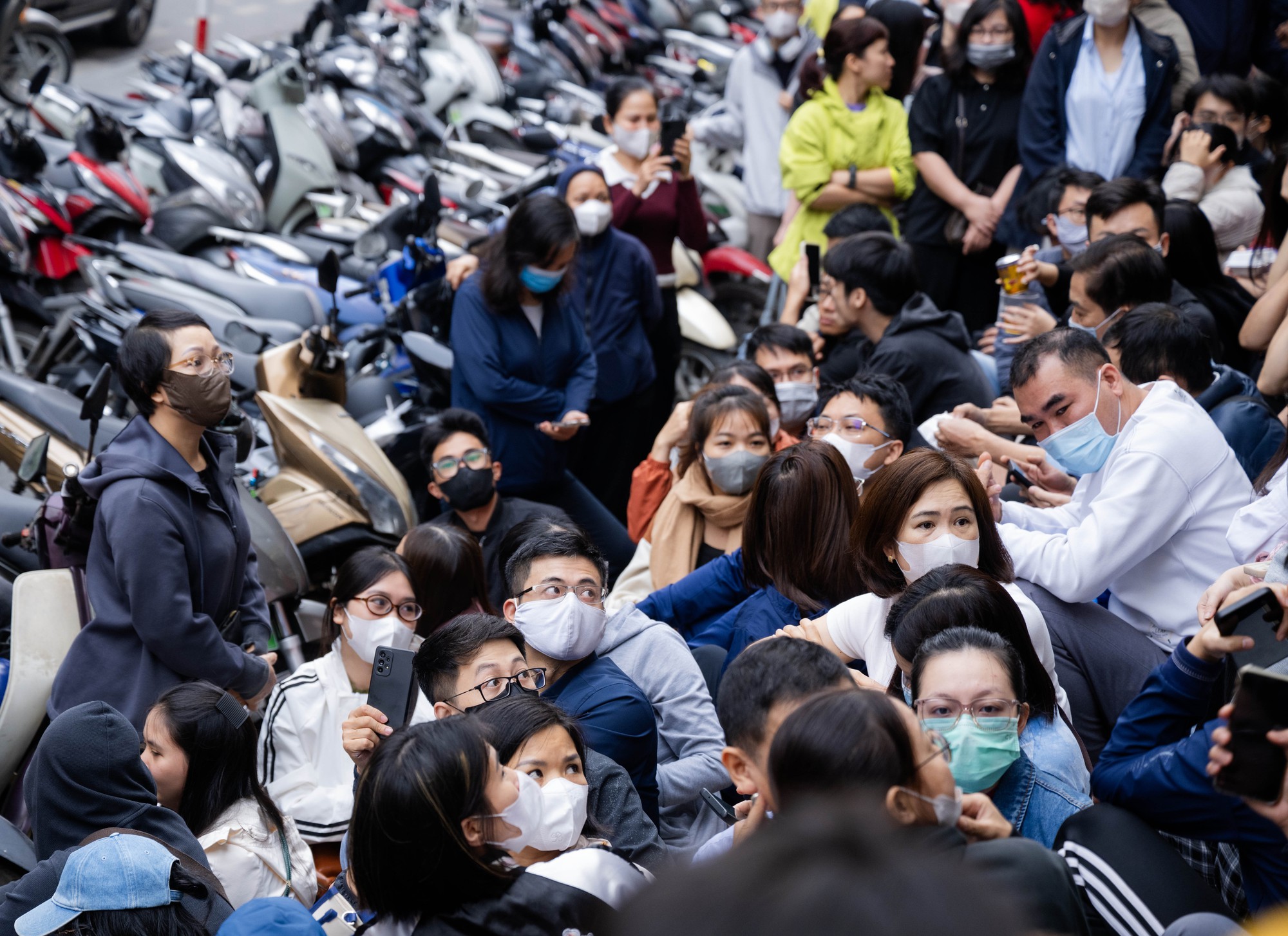 Giá vàng giảm mạnh, người Hà Nội chen chúc từ rạng sáng “bắt đáy”: "Giảm sâu thế này nên tranh thủ mua một ít"- Ảnh 9. Giá vàng giảm mạnh, người Hà Nội chen chúc từ rạng sáng “bắt đáy”: "Giảm sâu thế này nên tranh thủ mua một ít"- Ảnh 9.