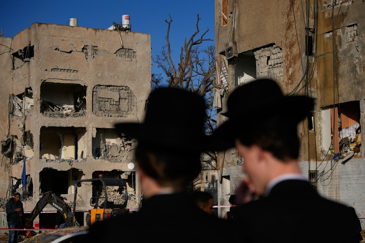 Hiện trường tan hoang sau loạt tên lửa Iran dội xuống gần cơ sở hạt nhân Israel- Ảnh 4.