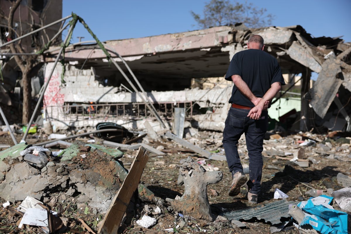 Hiện trường tan hoang sau loạt tên lửa Iran dội xuống gần cơ sở hạt nhân Israel- Ảnh 5.