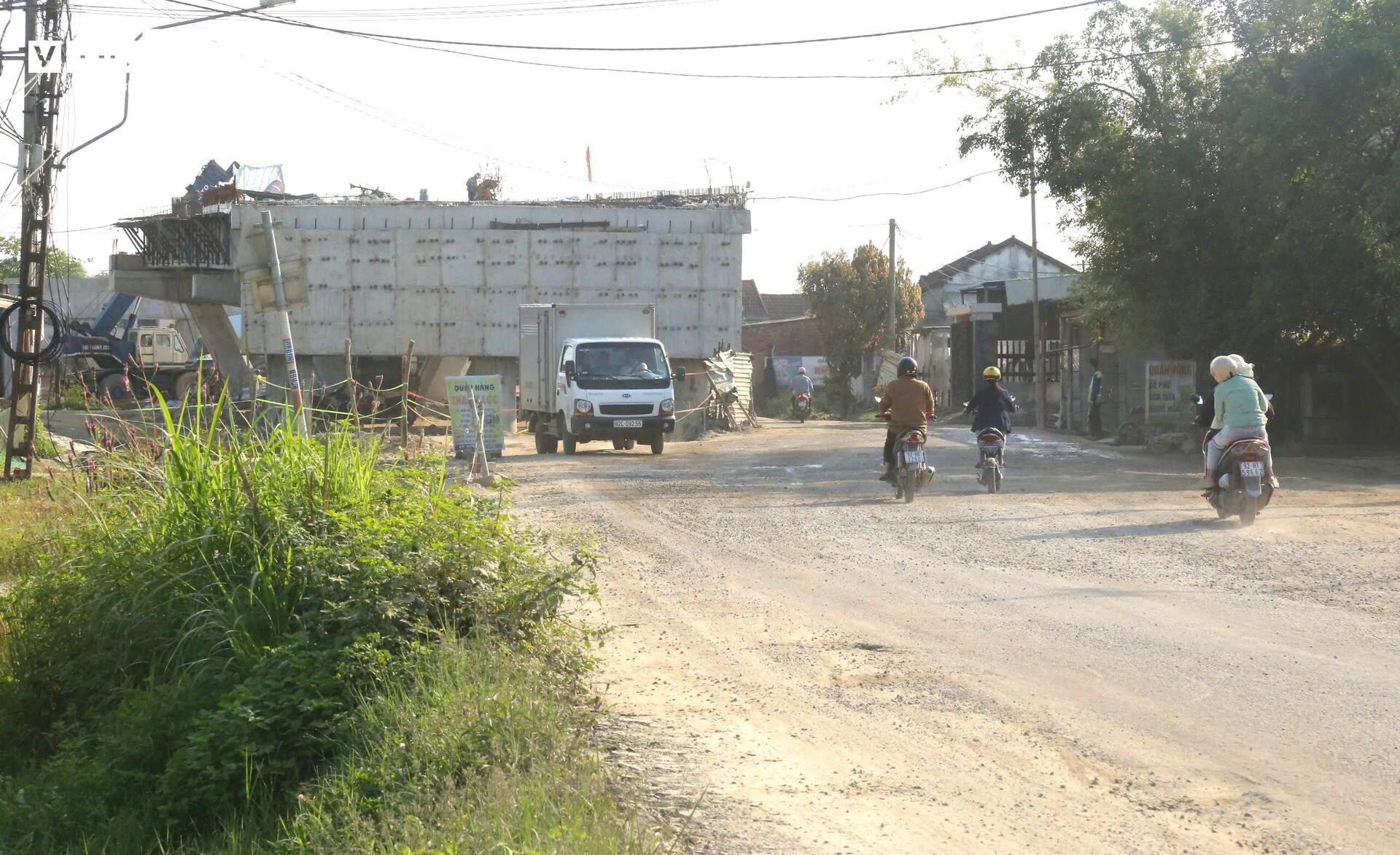 Dân ngán ngẩm dự án mở rộng quốc lộ hơn 1.800 tỷ thi công kiểu 'rùa bò'- Ảnh 1.