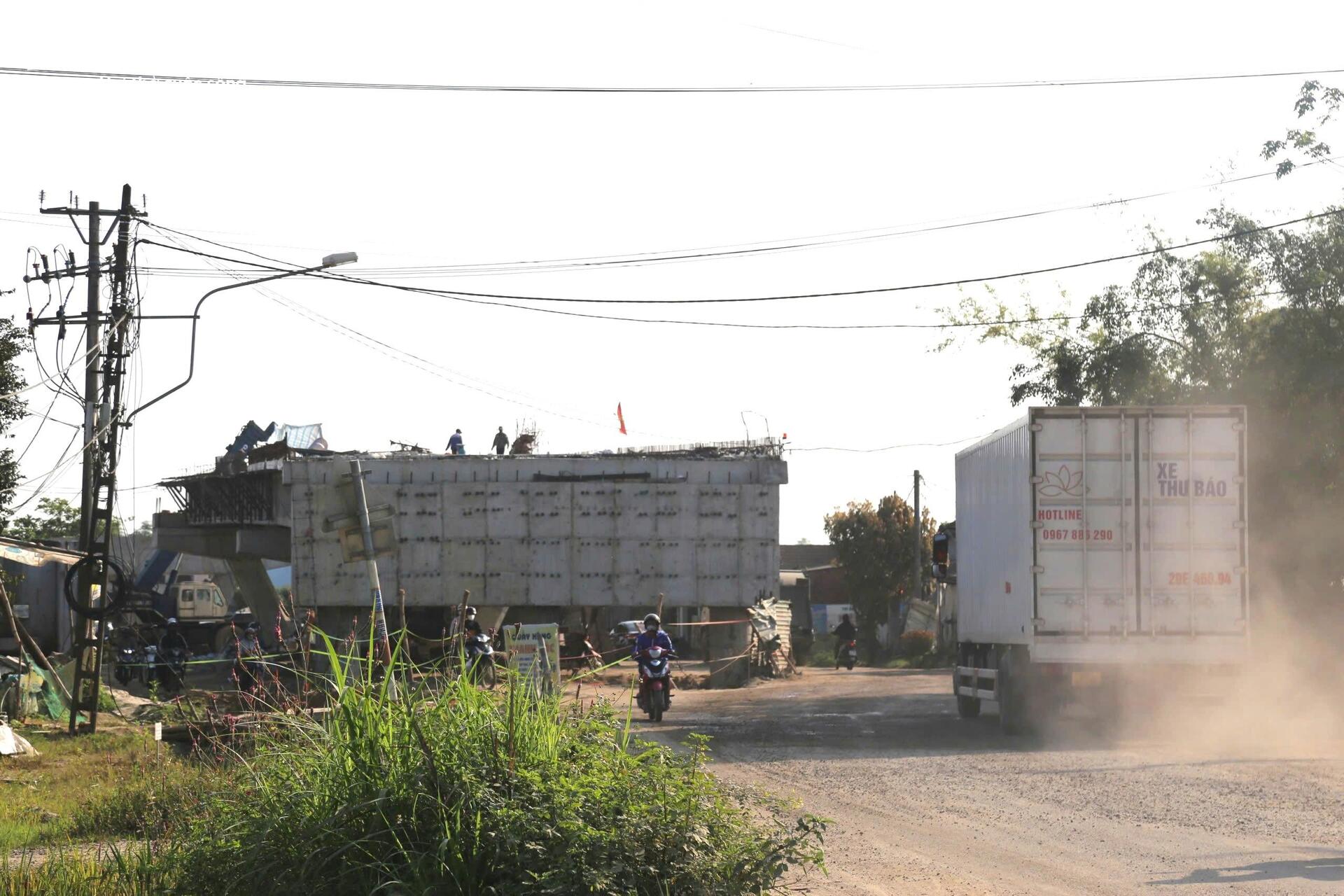 Dân ngán ngẩm dự án mở rộng quốc lộ hơn 1.800 tỷ thi công kiểu 'rùa bò'- Ảnh 5.