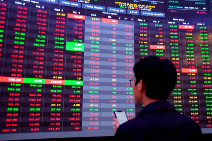 Thị trường chứng khoán liên tục giảm điểm, nhà đầu tư có nên 'bắt đáy'?- Ảnh 1.