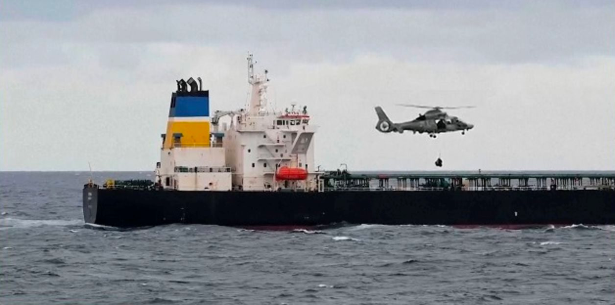 Tàu chở dầu nghi của Nga mang khoảng 1,5 triệu thùng dầu đang di chuyển bất ngờ bị vây bắt giữa biển Địa Trung Hải- Ảnh 1.