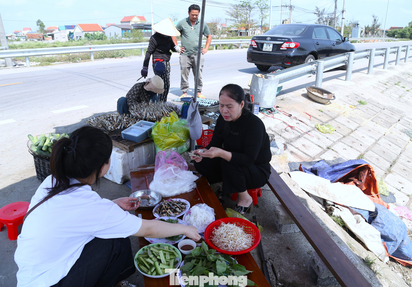 Du khách 'phát sốt' với cá trích nướng bãi biển- Ảnh 7.