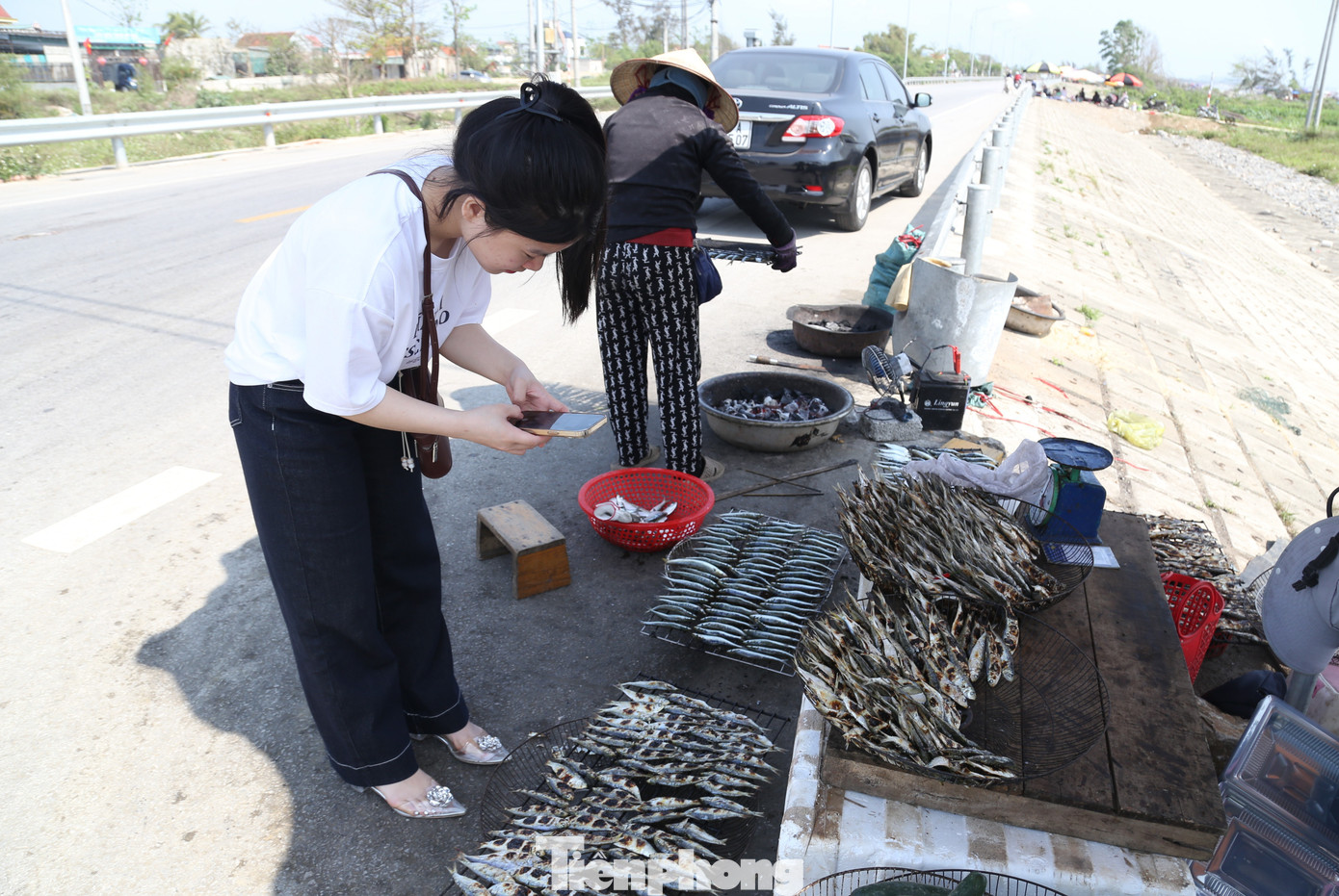 Du khách 'phát sốt' với cá trích nướng bãi biển- Ảnh 12.