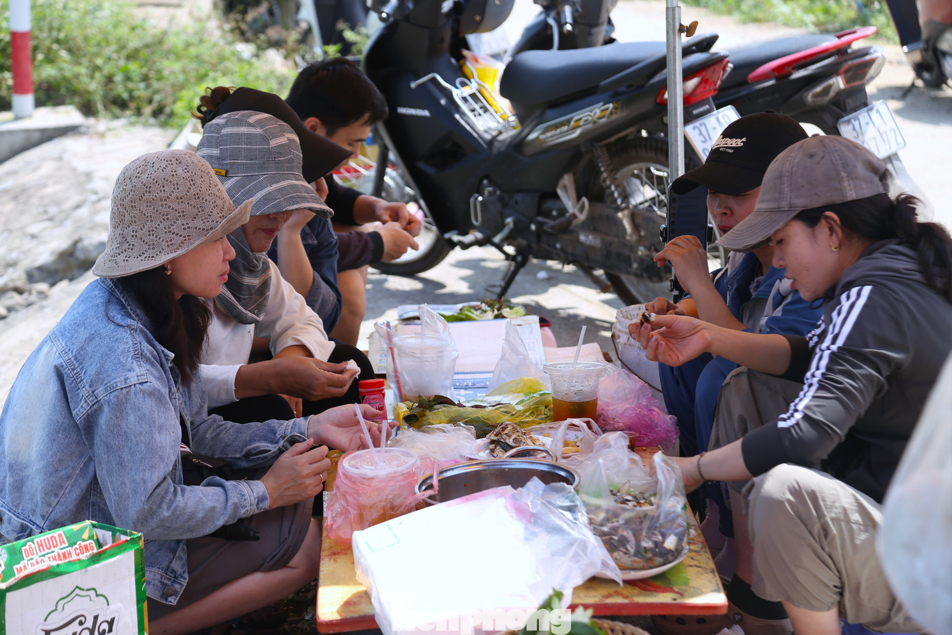 Du khách 'phát sốt' với cá trích nướng bãi biển- Ảnh 10.