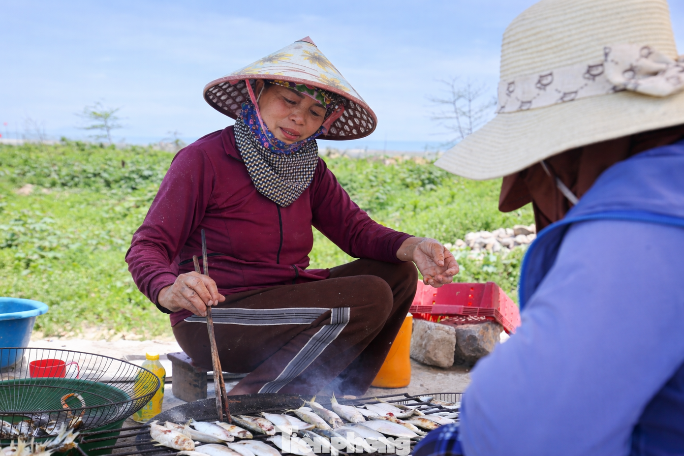 Du khách 'phát sốt' với cá trích nướng bãi biển- Ảnh 5.